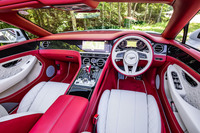 インテリアは、ホワイト系の「リネン」とレッド系の「ホットスパー」にカーボンファイバーパネルを組み合わせるという、コントラストのハッキリしたコンビネーションカラーが選択されていた。