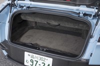 写真の通り、オープントップにしても実用的なトランク容量が確保されるのがうれしいところ（容量は非公表）。内部には毛足の長いカーペットが敷き詰められている。