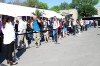 会場入り口にできた長蛇の列。時節柄か、Movin'Onの会場に入るためには、空港のように荷物検査を受けなければならなかった。