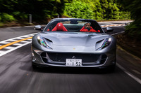 フロントウィンドウ上部の左右コーナーに、小さなL字型フラップを装着。オープン走行時に、キャビンへの風の巻き込みを防止する役割を担っているという。