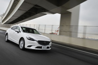 従来は前方の対象を近赤外線レーザーセンサーで検知していたが、今回カメラに変更した。これにより、歩行者を検知できるようになったほか、作動速度域が従来の約4～30km/hから約4～80km/hに拡大された（歩行者検知は10～80km/h）。