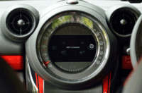 センターコンソールに置かれる大きなスピードメーターは、MINIファミリー共通の特徴。中央部はインフォメーションディスプレイになっている。（画像をクリックすると、さまざまな表示が見られます）
    