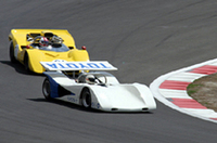 ヘアピンを行く「トヨタ7」と「日産R382」。36年ぶりに再現された光景である。