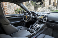 「カイエンS」のインテリア。なだらかに傾斜するセンターコンソールは、これまでと変わらない。
    