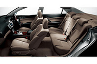 
	室内長2070mm、同幅1515mm、前後席間距離950mmの車内。ラゲッジスペース容量は437リッター（VDA法）でゴルフキャディバッグ、スポーツバッグ、シューズケース4人分を飲み込むという。6：4分割可倒式のリアシートを倒してトランクスルーも可能。後席には可動角14度のリクライニング機構を与えた。
	 