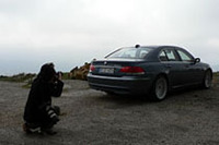 雨まじりの寒風が吹き付ける中、撮影を行う高橋カメラマン。アンダルシアの魁偉な山容は迫力のある地形を形作り、写真を撮りたくなる場所が随所にあります。濃い霧に包まれていなければ、の話ですが。