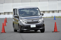サーキットでパイロンスラロームテストに臨む「ホンダ・ステップワゴン」。