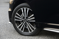 「アブソルート EX」のFF車に標準装備される18インチアルミホイール。「アブソルート」の7人乗り、FF車にもオプションで用意される。
    