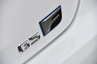 「GS F」のリアエンブレム。“F”のマークが象徴的に用いられている。。