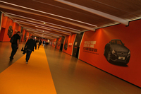 パリモーターショーの1号パビリオンと2号パビリオンを結ぶ通路。かつては小規模な出展者が軒を連ねるスペースだったが、今回はレンタカー会社の広告があるのみ。