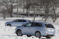 いよいよ氷上試乗会スタート。決められていた順番に従い、参加者がコースへと入っていく。
    