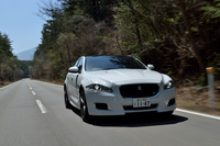 「XJR」の0-100km/h加速タイムは、510psの「XJスーパースポーツ」よりも0.3秒速い4.6秒。最高速度は280km/hとされる。フロントのバンパーとスポイラーは専用品。
    