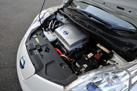 ボンネットの下には、駆動モーターと減速機に加え、高電圧ユニットや充電器を一体化したEV専用パワートレインが収まる。