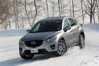 こちらは、「マツダCX-5」によるテストドライブの様子。今回は、日・独2台のSUVで新スタッドレスタイヤの感触を確かめた。
    