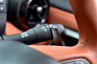 シフトパドルはステアリングホイール固定式に変更された。従来型はステアリングコラム固定式。