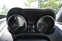 メーターは、アナログ式の2眼タイプ。速度計（写真左）と回転計（同右）の間には、さまざまな車両情報を表示するマルチインフォメーションディスプレイがレイアウトされる。