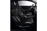 専用のレザー／アルカンターラのレカロシートが装着される。