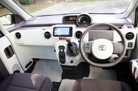 「ポルテ」の内装は、インストゥルメントパネルがベージュの「フロマージュ」とブラックの「プラム」の2種類のテイストが用意され、グレードによりシートタイプやカラーが異なる。写真は上級グレード「G」のフロマージュ内装。本革巻きステアリングホイール＆シフトレバーや「ナノイー」、オートエアコンなどが標準装備される。