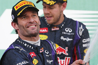 今年初、自身通算11回目のポールポジションを獲得したレッドブルのウェバー（手前）。実は予選でベッテルを上回るのも今年初めてのことだった。日本GPを含めて残り5戦はF1へのフェアウェル・キャンペーン。是が非でもドライバーズサーキット、鈴鹿での一戦を制し勝利数を「10」としたかったが、スタートでグロジャンという伏兵にあい、3ストップという賭けがうまくいかず、それでも2位でレースを終えることができた。（Photo=Red Bull Racing）
