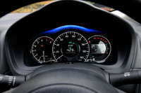 3連デザインのメーター。上方の青いライトは運転の“エコ度合い”を示すもので、運転の仕方に応じて3段階に照射範囲が変化する。