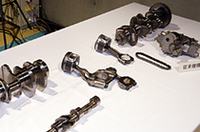 右奥側が従来部品、左がマルチリンク式の部品。コネクティングロッドの形が大きく違うことに注目。