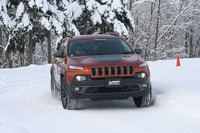 同じく圧雪路面のショートサーキットを行く「ジープ・チェロキー」。「アイスガードSUV G075」は氷上性能が長く効くのも特徴。約4年後も高レベルの氷上グリップ力が続くという。