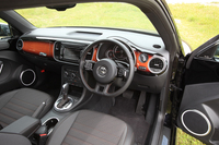 インストゥルメントパネルは、2トーンのサンバースト風仕上げとなる。