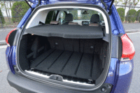 ラゲッジルームの広さは、リアのオーバーハングを延ばしたことで「208」から大幅に拡大。後席を起こした状態でも、トノカバーの下には360リッター（VDA方式）の容量を確保している。（写真をクリックすると、シートの倒れる様子が見られます）
    