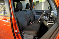 シート表皮には、はっ水加工を施したファブリックを採用。ターボ車とNA車とで縫製のデザインが異なり、前者はハニカムパターン、後者はチェックパターンとなっている。
    