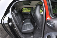 「トゥインゴ」と同様に、リアシートは2人掛け。乗車定員は4人となる。