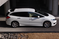 
	「ジェイド」の全高は、ルーフアンテナを含め1530mm。多くの立体駐車場に入庫可能なサイズ。
	