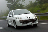 GTiには、乱れた挙動を正す「ESP」と、電動パワステを統合制御する「SSP」（ステアリング・スタビリティ・プログラム）が、プジョー車として初めて採用された。