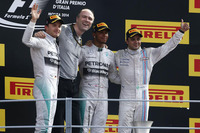 第13戦イタリアGPをポールポジションから制したメルセデスのルイス・ハミルトン（右から2番目）。2位にニコ・ロズベルグ（一番左）が入り、シルバーアローの1-2フィニッシュは今季7回目となった。ウィリアムズのフェリッペ・マッサ（一番右）は今年初表彰台の3位に終わった。（Photo=Mercedes）
    