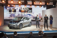 ニューヨークの発表会場で、「BMW i3」の特徴を説明するBMWのノルベルト・ライトホーファー会長（向かって右から2人目）。