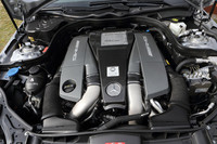 「E63 AMG」に搭載される5.5リッター直噴V8ツインターボエンジン。出力は「標準モデル」が557ps、73.5kgm、「Sモデル」は585ps、81.6kgmを発生する。