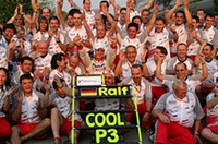 フィジケラのペナルティで3位表彰台が舞い降りてきたトヨタのラルフ・シューマッハー。セーフティカーのタイミングでピットに入らなかった作戦が効を奏した。いっぽうチームメイトのヤルノ・トゥルーリは、セーフティカー投入前にピットインしていたため、大幅に順位を下げることになり、15位でレースを終えた。（写真＝トヨタ自動車）