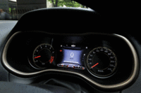 アナログ式のスピードメーターとタコメーターの間には、マルチインフォメーションディスプレイが配される。（写真をクリックすると、ディスプレイの表示バリエーションが見られます）
    