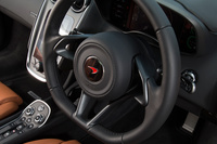 ステアリングホイールは底部が平らなフラットボトムタイプ。スポークには一切スイッチ類が配置されていない。