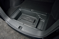 汚れたものを積載しても掃除がしやすいラゲッジルームアンダーボックス。