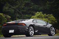 リアビュー。多角形のウィンドウグラフィックは「宝石を思わせるフォルム」とアピールされる。スリットの入ったエンジンカバーは、往年の名車「ミウラ」をリスペクトしてのもの。
    