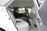 後席の居住性が向上した理由はふたつ。ひとつは、ルーフの形状変更によって頭上空間が増したこと。そしてもうひとつが、薄型化したフロントシートを用いることで後席のレッグスペースを稼いだことだ。