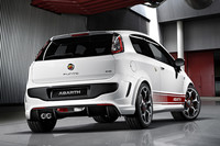 
	「アバルト・プント エヴォ」のリアビュー。ボディカラーは、スペシャルソリッドのホワイト。他にソリッドのグレー、スペシャルソリッドのレッド、メタリックのブラック、計4色が用意される。