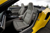 フロントシートは従来のモデルと同じくヘッドレスト一体型を採用。「ターボS」ではメモリー機能を備えた「アダプティブスポーツシート・プラス」が標準となる。