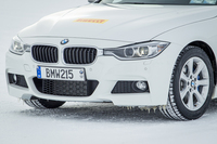 ピレリ・アイス アシンメトリコを履くテスト車の「BMW 3シリーズ」。