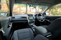 Gパッケージは、本革巻きステアリングホイールとファブリックシートが採用される。