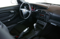 センターコンソールやインパネまわりは、GT3の名から想像されるほどスパルタンではない。パワーウィンドウやセンターロックなどは標準装備。エアコンはオプション価格ナシで装着できるなど、快適装備が多彩に用意される。準レースカーたる「クラブスポーツパッケージ」に快適装備は付かず、ロールゲージや消火器が備わる。