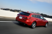 「アテンザ」の4WD車には、ヘッドランプウオッシャーやリアフォグランプが標準装備される。