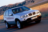 「BMW X5」
	BMWが初めて製造したクロスオーバーSUVで、2000年にデビュー。その後「X3」「X6」「X1」「X4」が発売され、BMWのSUVラインナップが広がった。X5は現在3代目となったが、映画に登場するのは初代モデル。