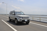 高速道路を行く「ディスカバリー」。今回テストした2014年モデルの0-100km/h加速タイムは8.1秒と公表される。
    
