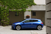 1800mmにもおよぶ長いルーフが、「シロッコ」のサイドビューを特徴づける。デザインを個性的にするだけでなく、このルーフの長さが後席の居住空間を生んでいる。